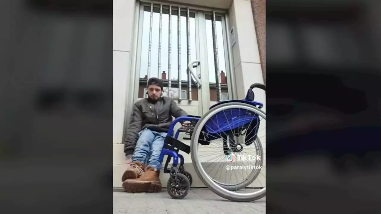 Mario, el tiktoker con espina bífida que muestra en vídeo cómo tiene que gatear para subir a casa en un edificio no adaptado