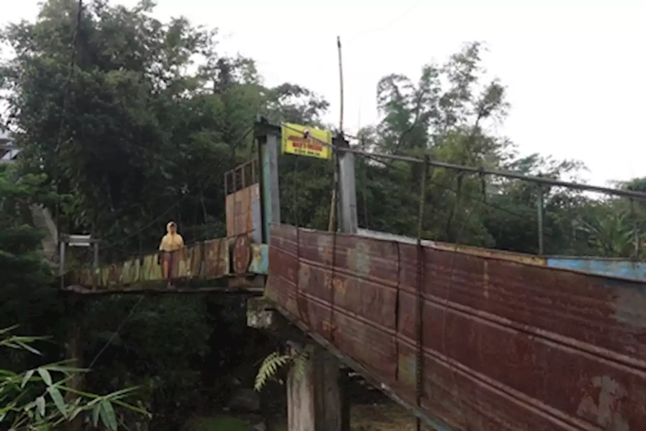 Bahaya, Jembatan Gantung Sukun Malang Hanya Bisa Dilintasi 3 Orang