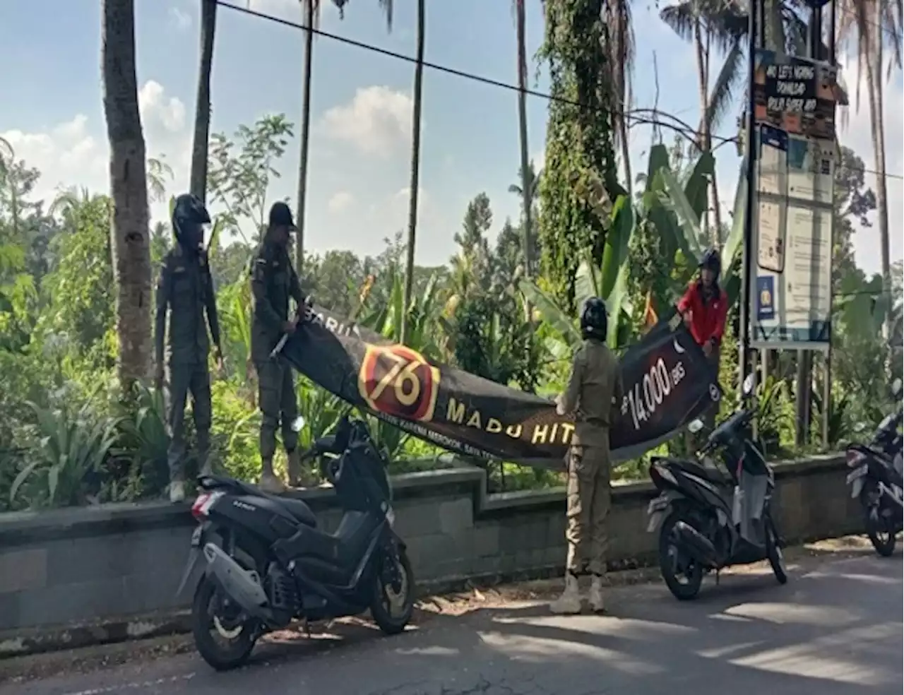 Karena Tak Berizin, Pol PP Gianyar Berangus Puluhan Banner Usaha dan Iklan Rokok