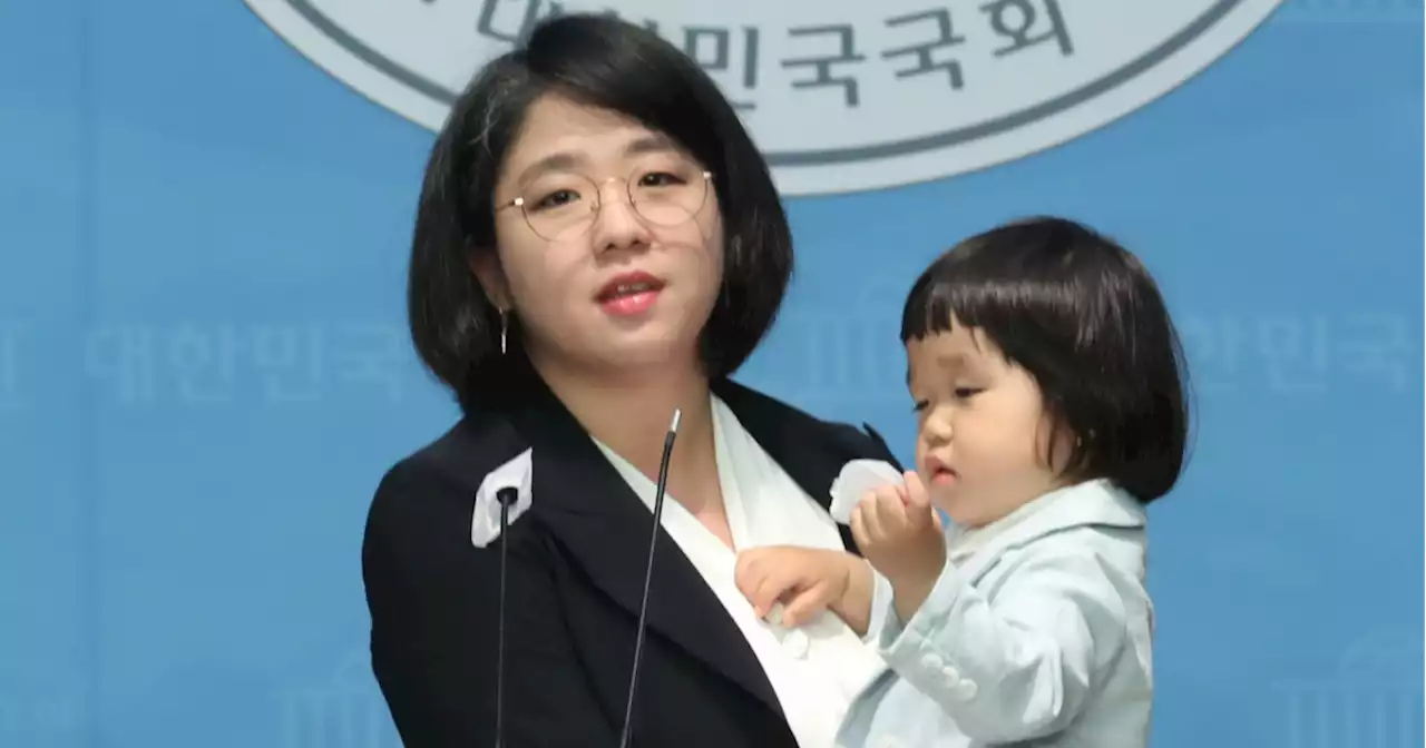 '엄마 빨리하고 가자' 아들 안고 국회 단상 올라선 용혜인 | 중앙일보