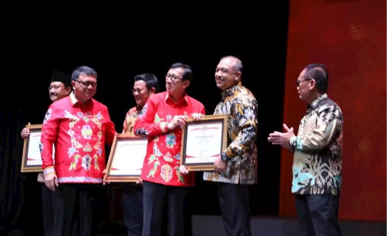 Berkat Hal Ini, Bupati Zaki Raih Penghargaan dari Menkumham Yasonna Laoly