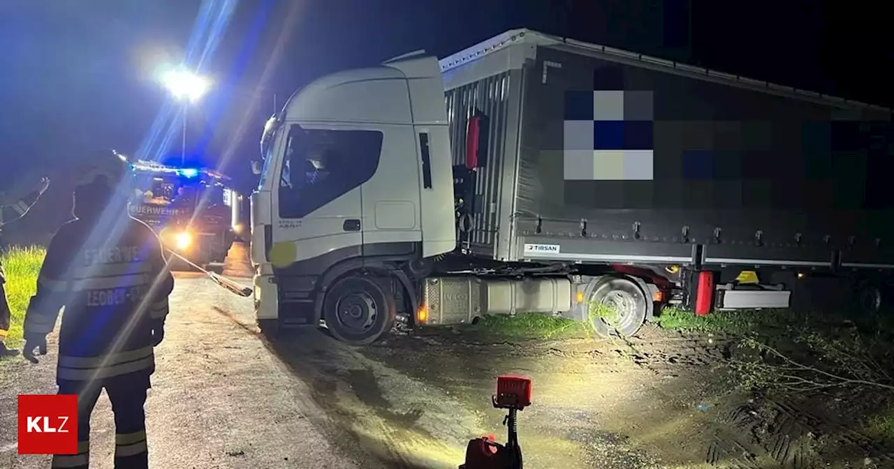 Wendemanöver ging schief: Leobener Feuerwehren rückten zu einer Lkw-Bergung aus