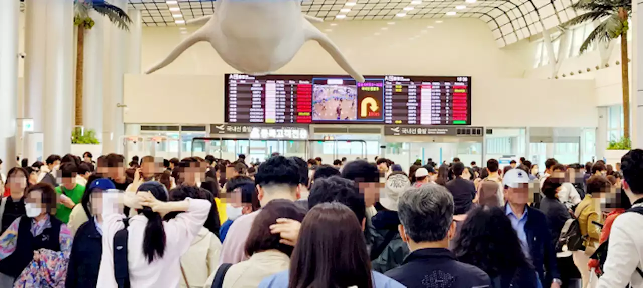 강풍에 제주공항 항공편 결항…어린이날 직전 1만여명 발 묶여