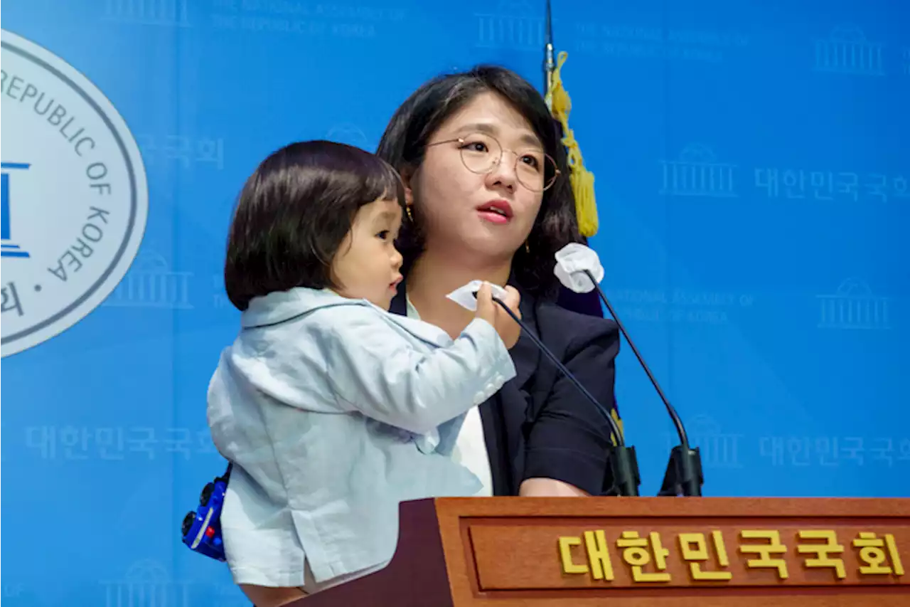 2살 아들 안고 국회 온 용혜인 “한국판 ‘어린이 패스트트랙’ 추진”