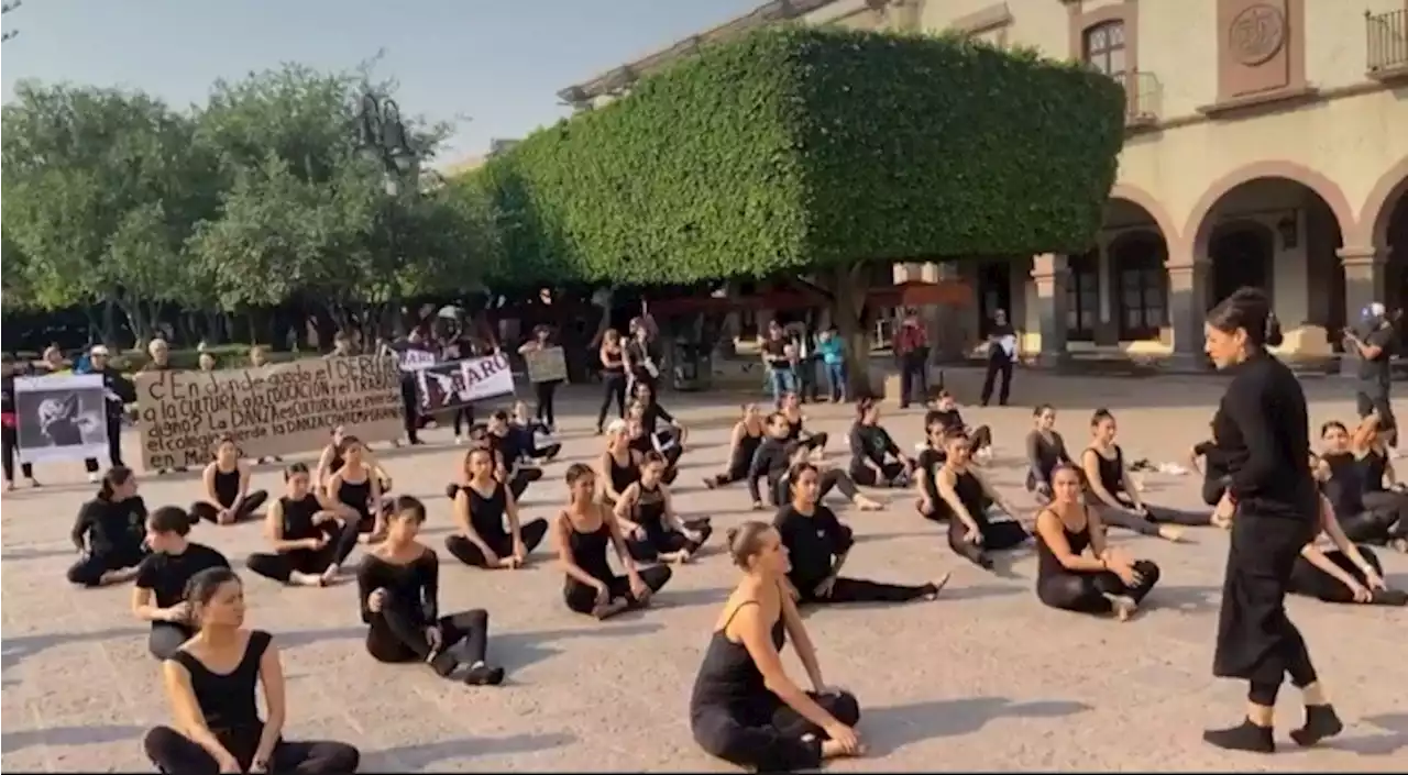 Alumnos del Cenadac en Querétaro bailan en apoyo a paro de trabajadores