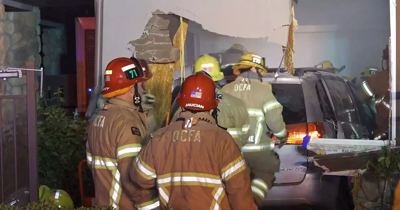 Driver flees after van slams into Santa Ana apartment building, injuring 2