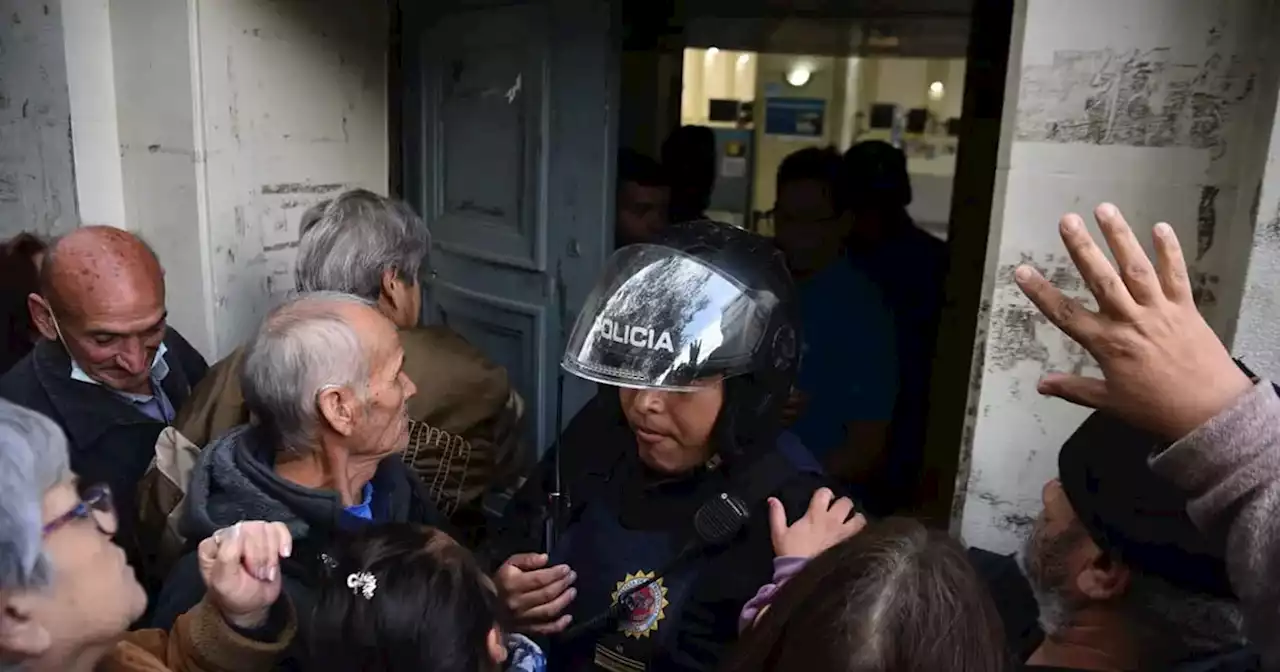 Tensión y quejas en la sede de Anses Córdoba de calle Rivadavia por una medida de fuerza | Política | La Voz del Interior