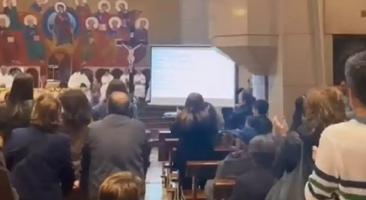 Scudetto Napoli: in chiesa durante la messa tutti cantano il coro da stadio «Sarò con te»