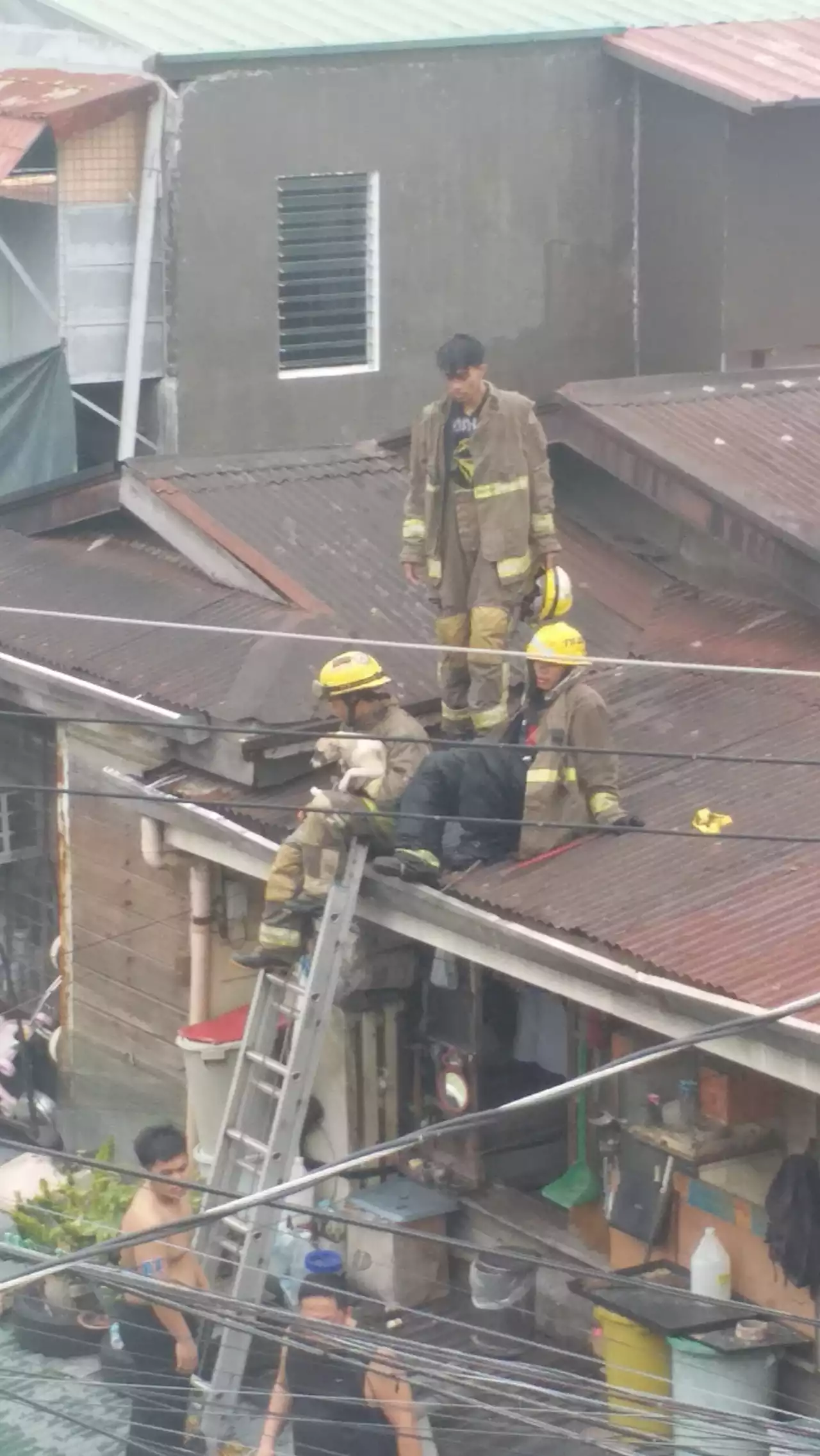 Twin fires hit residential areas in Parañaque City; 1 hurt, hundreds displaced