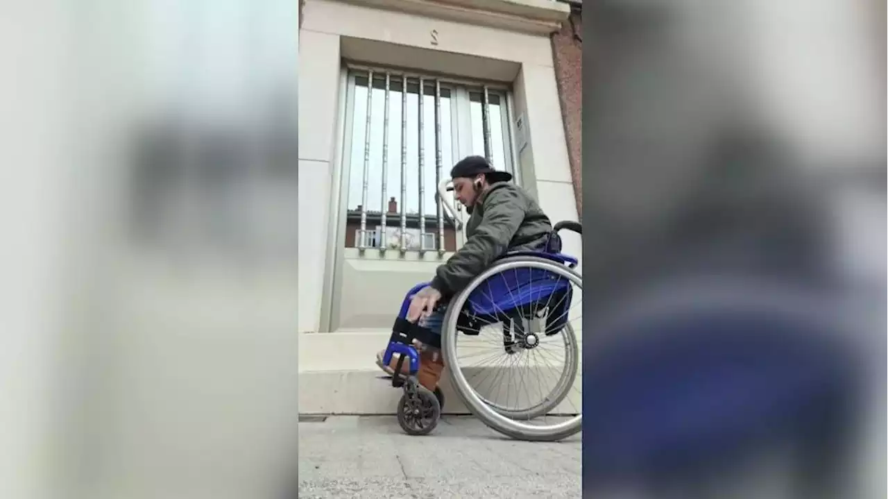 La odisea de Mario, un joven en silla de ruedas, cada vez que sube a su piso sin ascensor en Ferrol