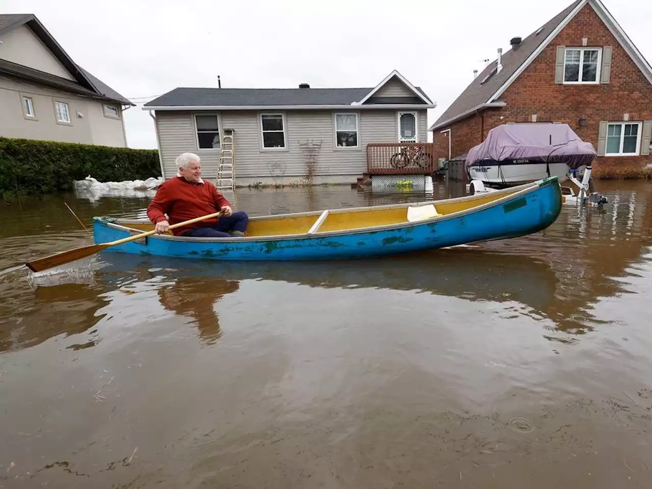 Cumberland flood veteran paddles his wife to work; officials expect break in rain, then lower flood waters