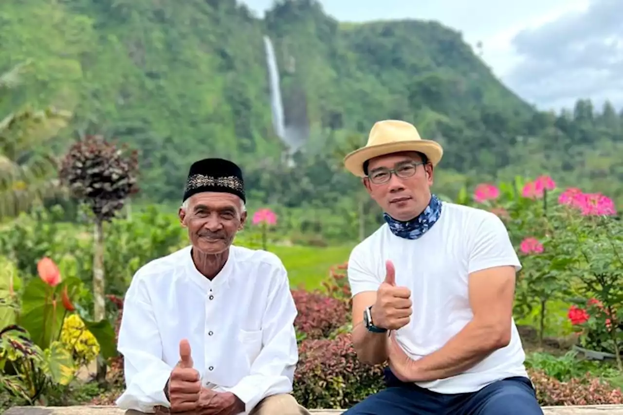 Ridwan Kamil Bantu Perbaiki Rumput di Halaman Rumah Abah Jajang yang Viral di Medsos