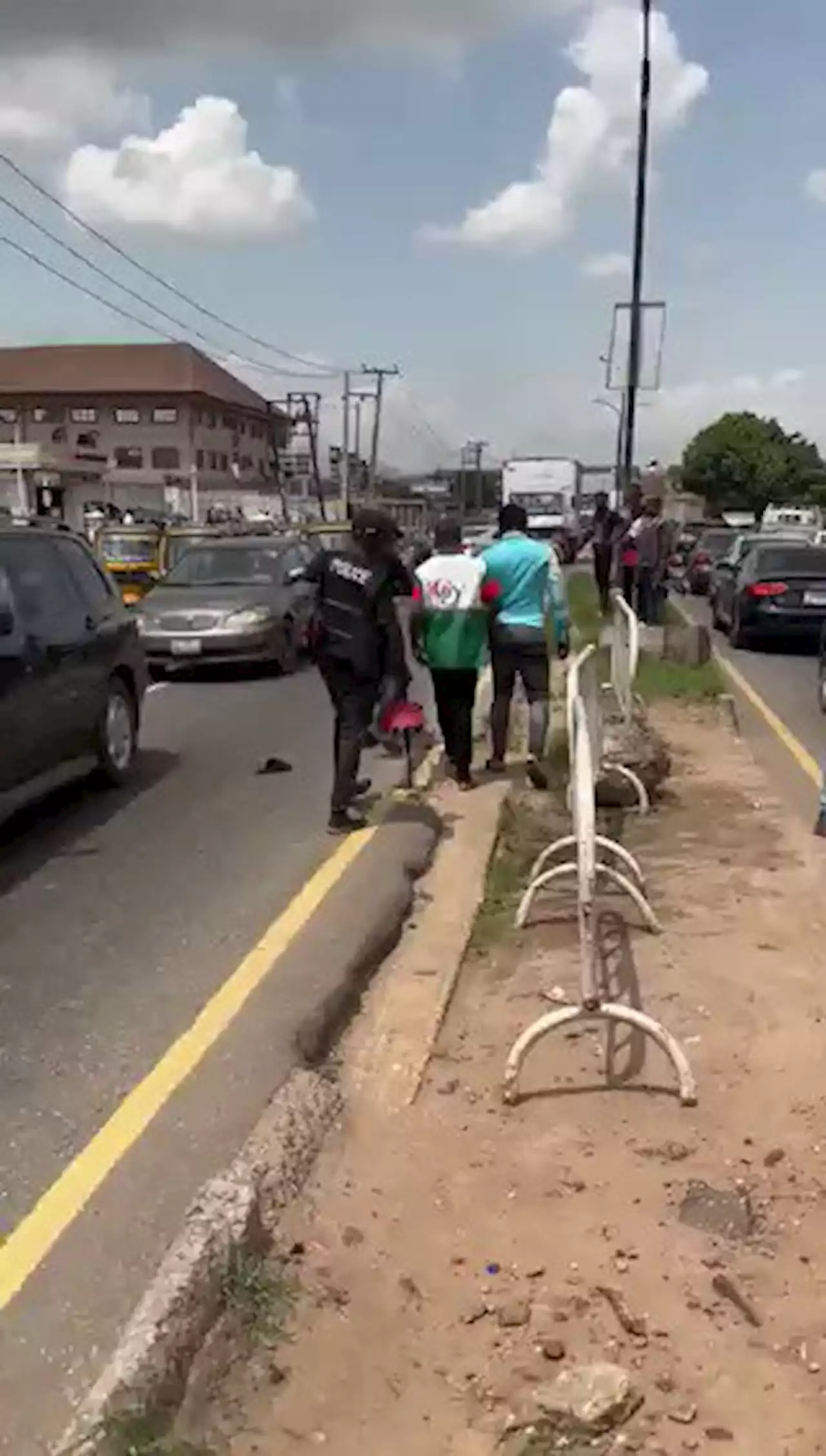 VIDEO: Lagos Policemen Brutalise Man For Refusing To Hand Over His Mobile Phone To Be Searched | Sahara Reporters