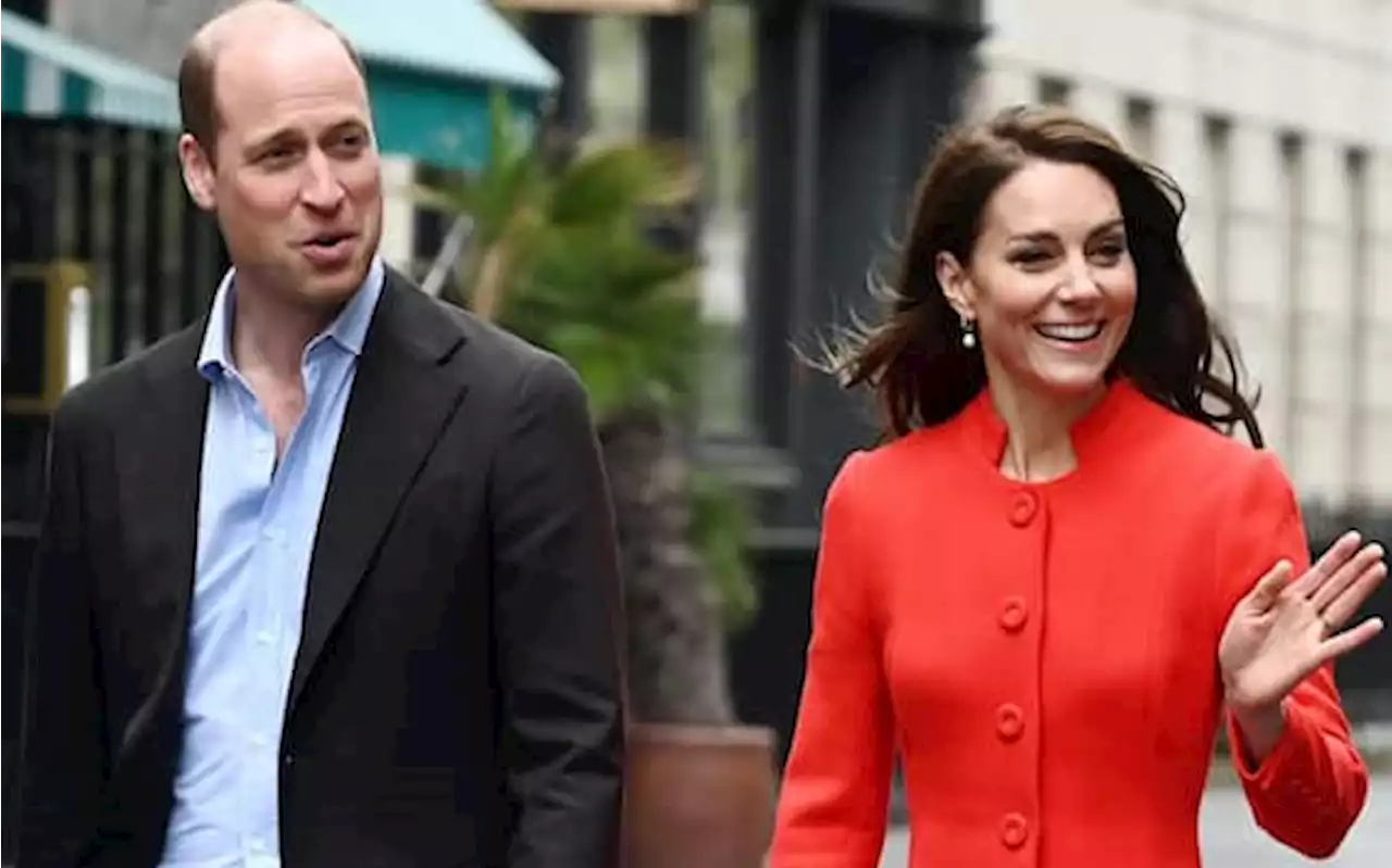 Kate e William salgono in metro alla fermata di Elizabeth Line. VIDEO