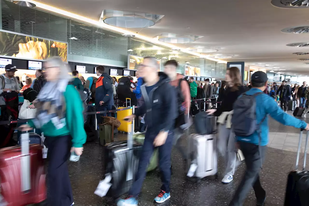 Lange Wartezeiten am Flughafen Zürich – Stau bei der Sicher­heits­kontrolle wegen Personal­mangel