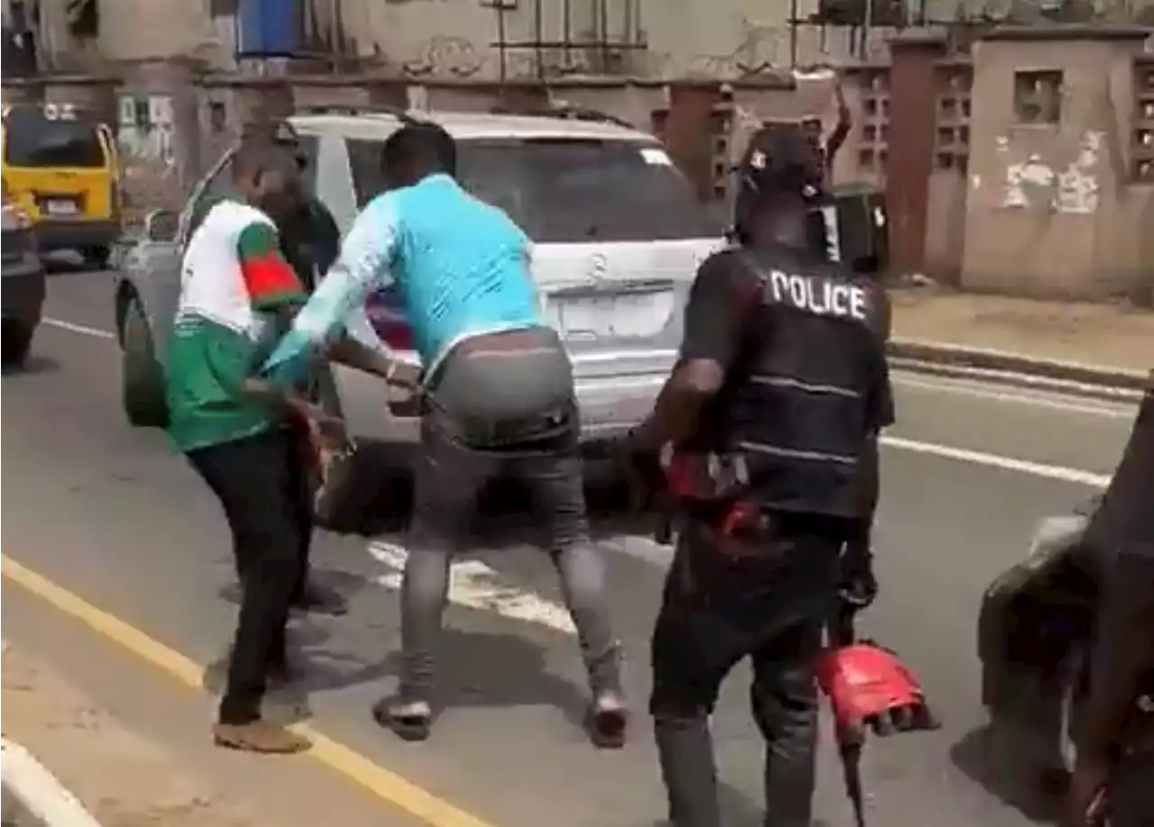 Police officers assault man 'for refusing to unlock his phone' in Lagos | TheCable