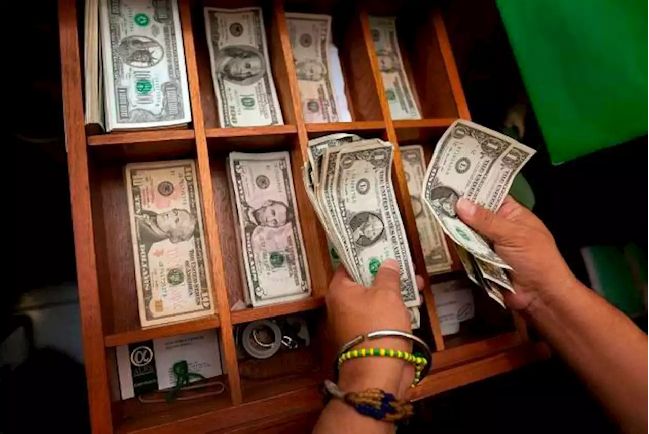 Precio del dólar abrió nuevamente por debajo de barrera de $4.700