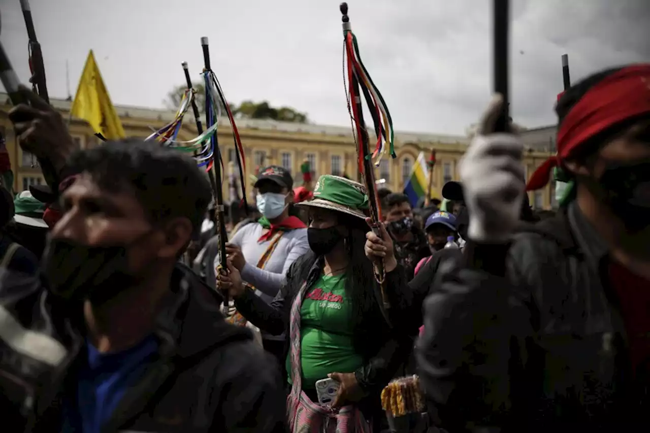 Guardia Indígena se toma la Plaza de Bolívar mientras el Congreso discute el PND