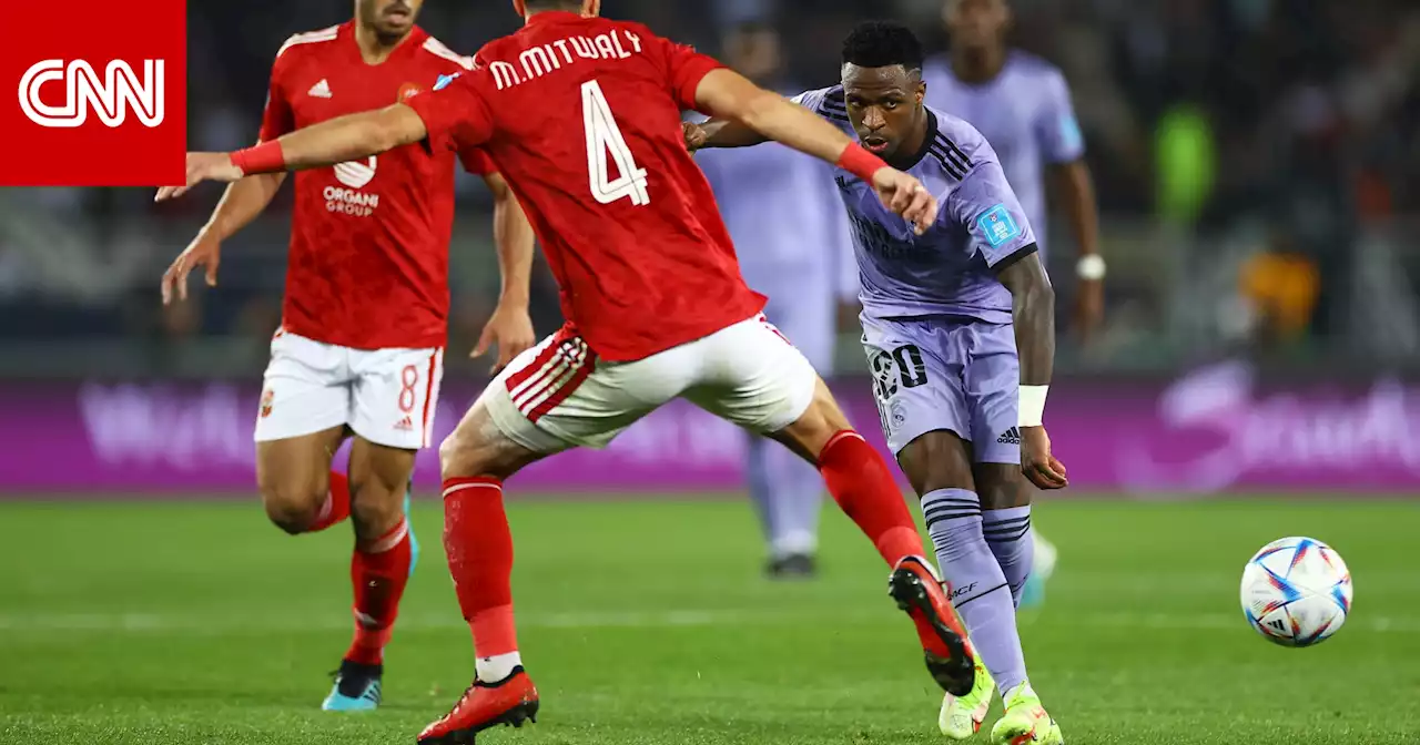 سقوط لاعب الأهلي بشكل مفاجئ بعد مباراة السوبر.. وزميله يطوف الملعب به