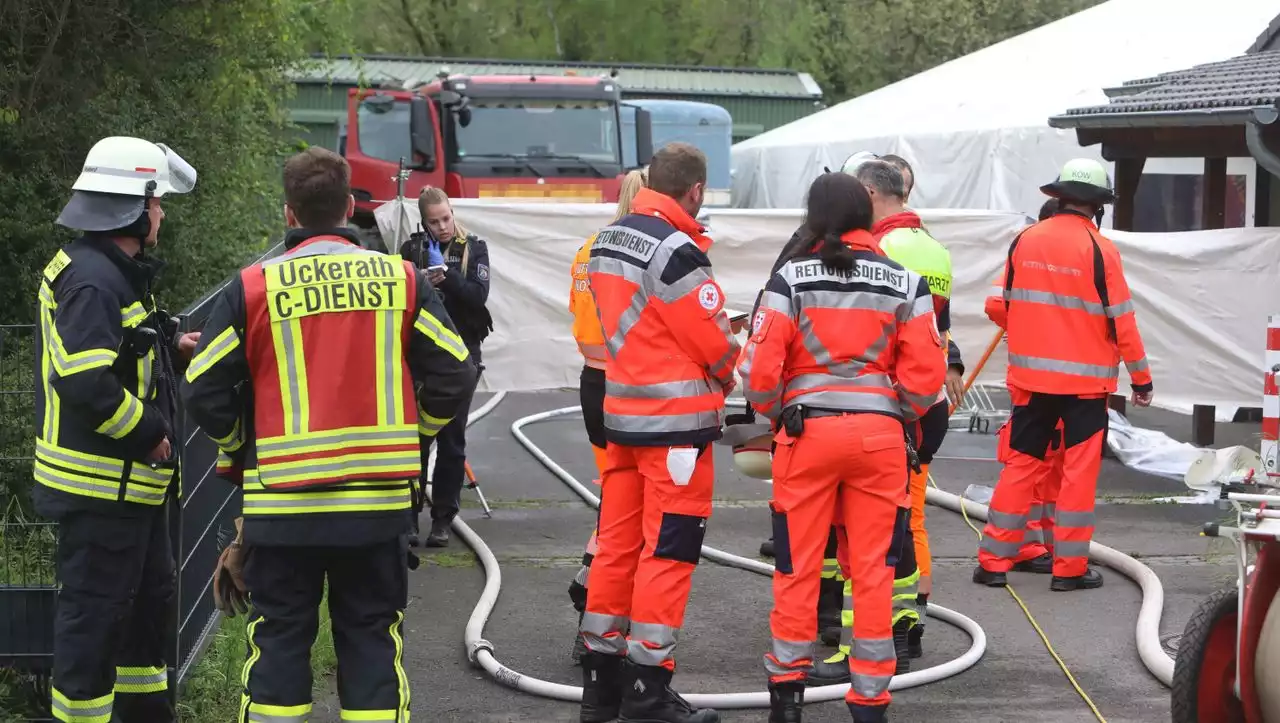 Hennef in Nordrhein-Westfalen: Zwei Tote bei Arbeitsunfall – Lastwagen berührt Stromleitung