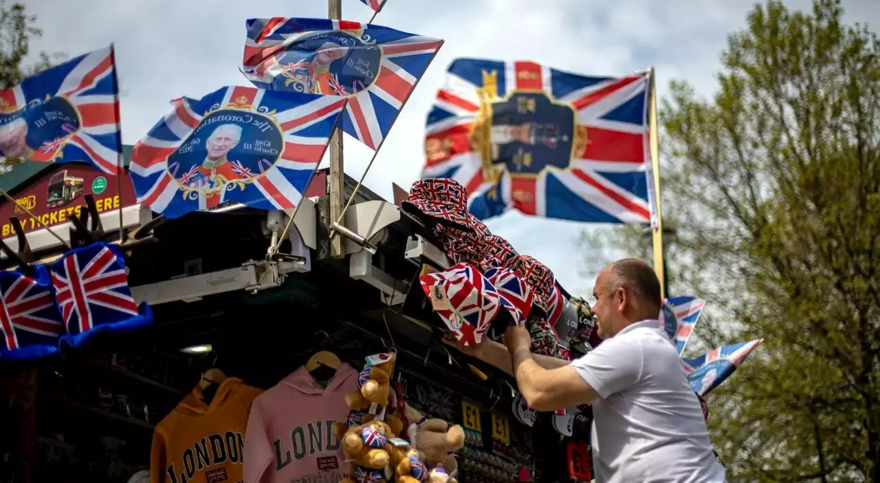 Re Carlo incoronazione, a Londra corteo blindato: 11 mila agenti, cecchini e riconoscimento facciale