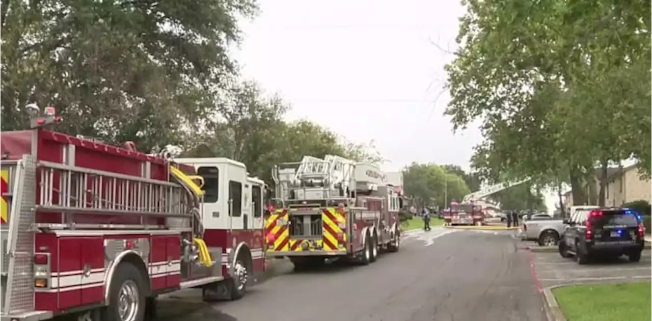 Fire at Leon Valley apartment complex destroys four units, displaces residents, officials say