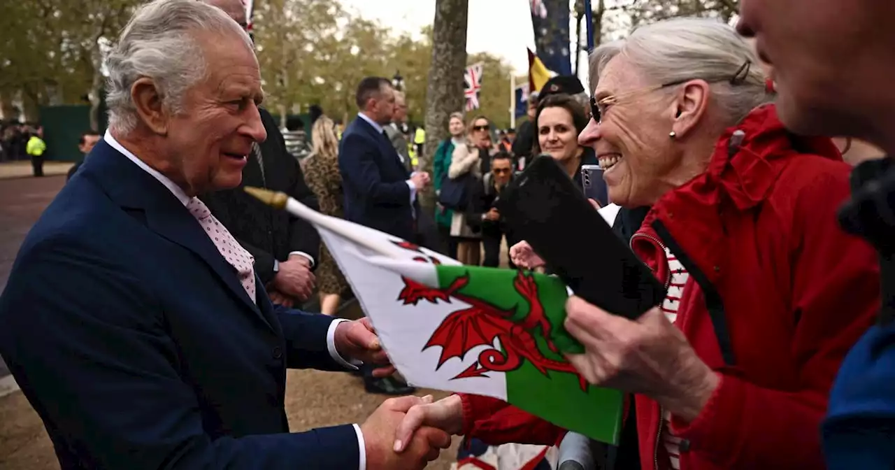 Surprise royal walkabout in London as Charles, William and Kate meet public