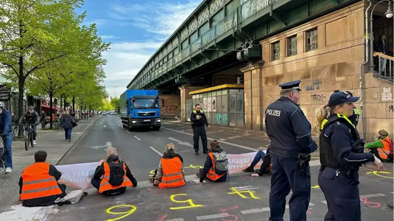 Klima-Aktivisten blockieren erneut Straßen im ganzen Berliner Stadtgebiet