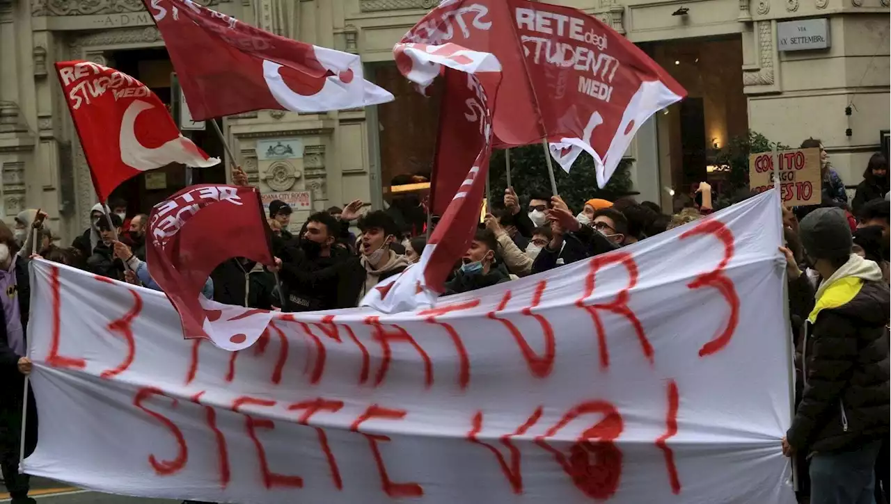 Genova, 'gita classista': la protesta del sindacato degli studenti contro il viaggio a mille euro del liceo Colombo