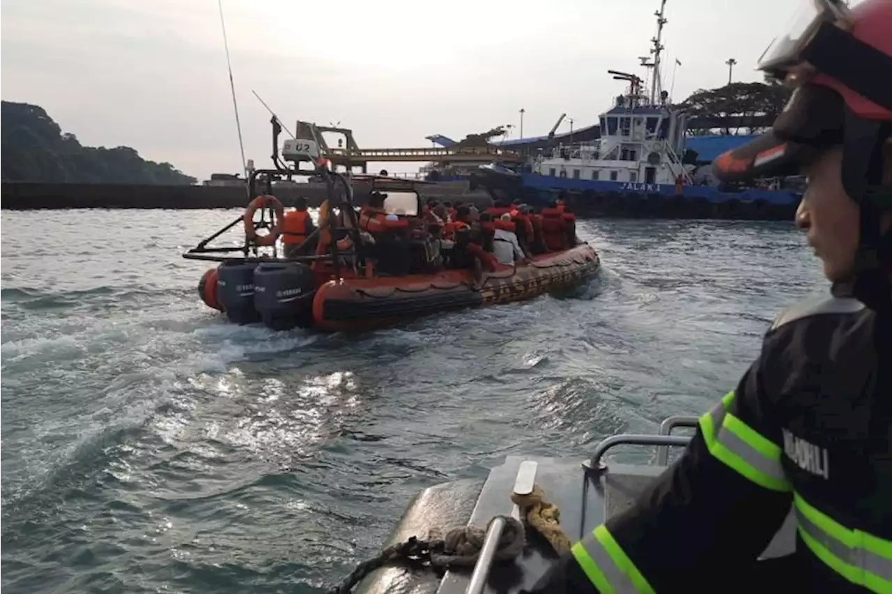 Kebakaran KMP Royce 1 di alur pelabuhan Merak - Bakaheuni