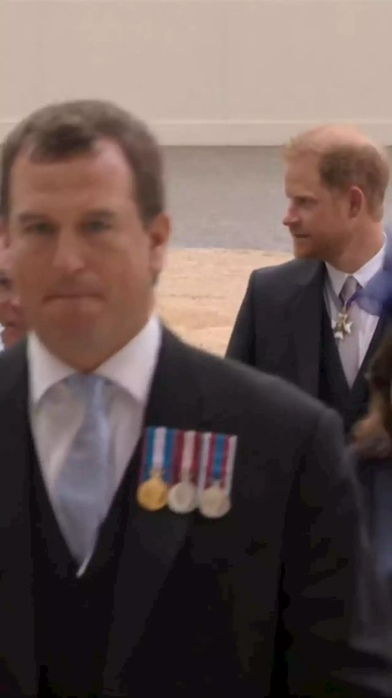 Coronation live: King's Coronation procession arrives at Westminster Abbey - BBC News