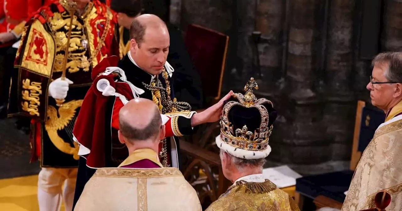 La emblemática corona y ropa de oro: imponentes detalles de la coronación de Carlos III