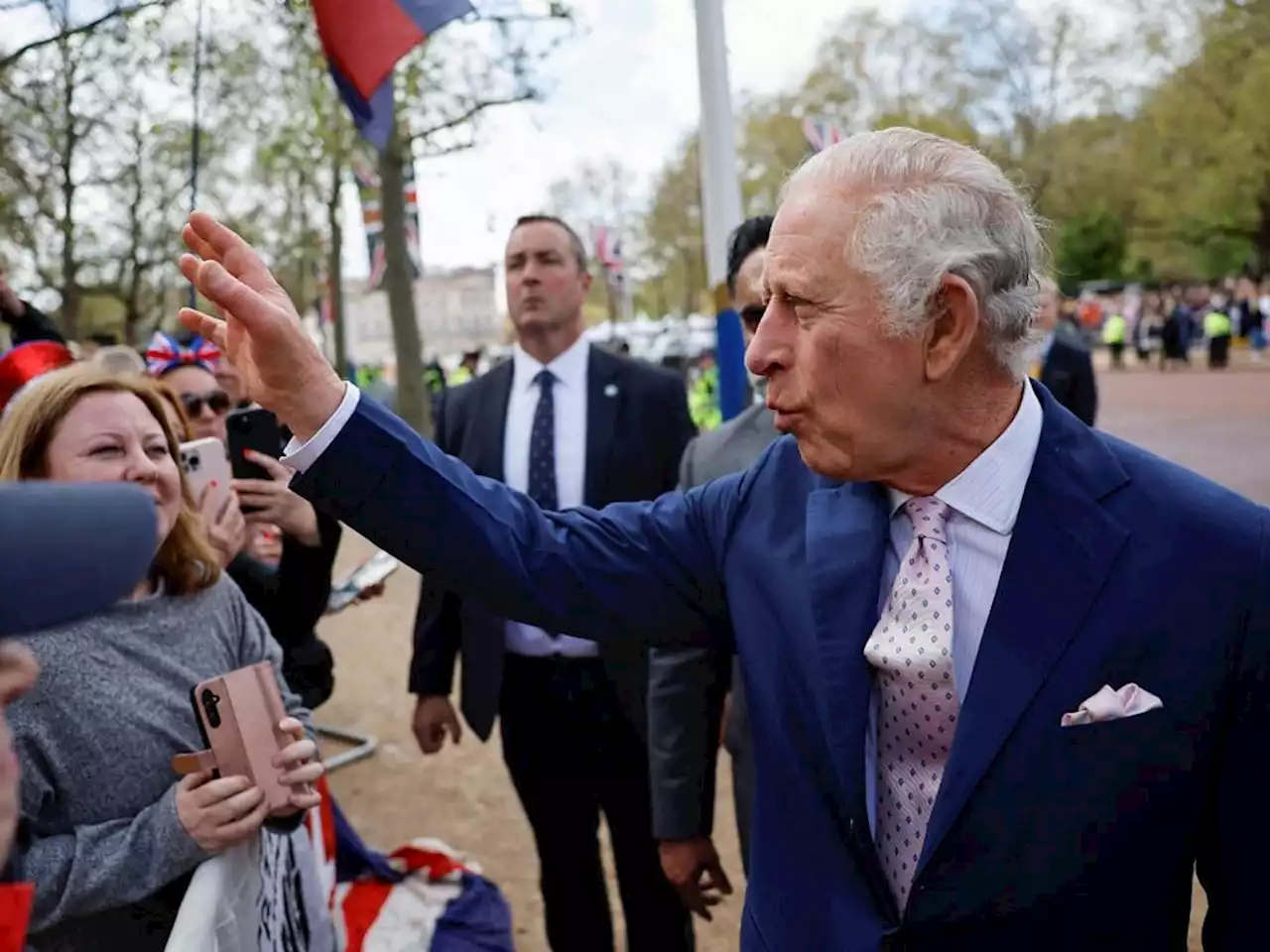 King Charles greets wellwishers outside palace before coronation