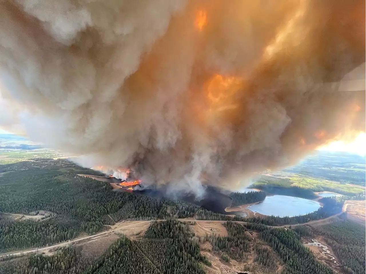 Alberta wildfires: Evacuations now include parts of Strathcona County, Edson