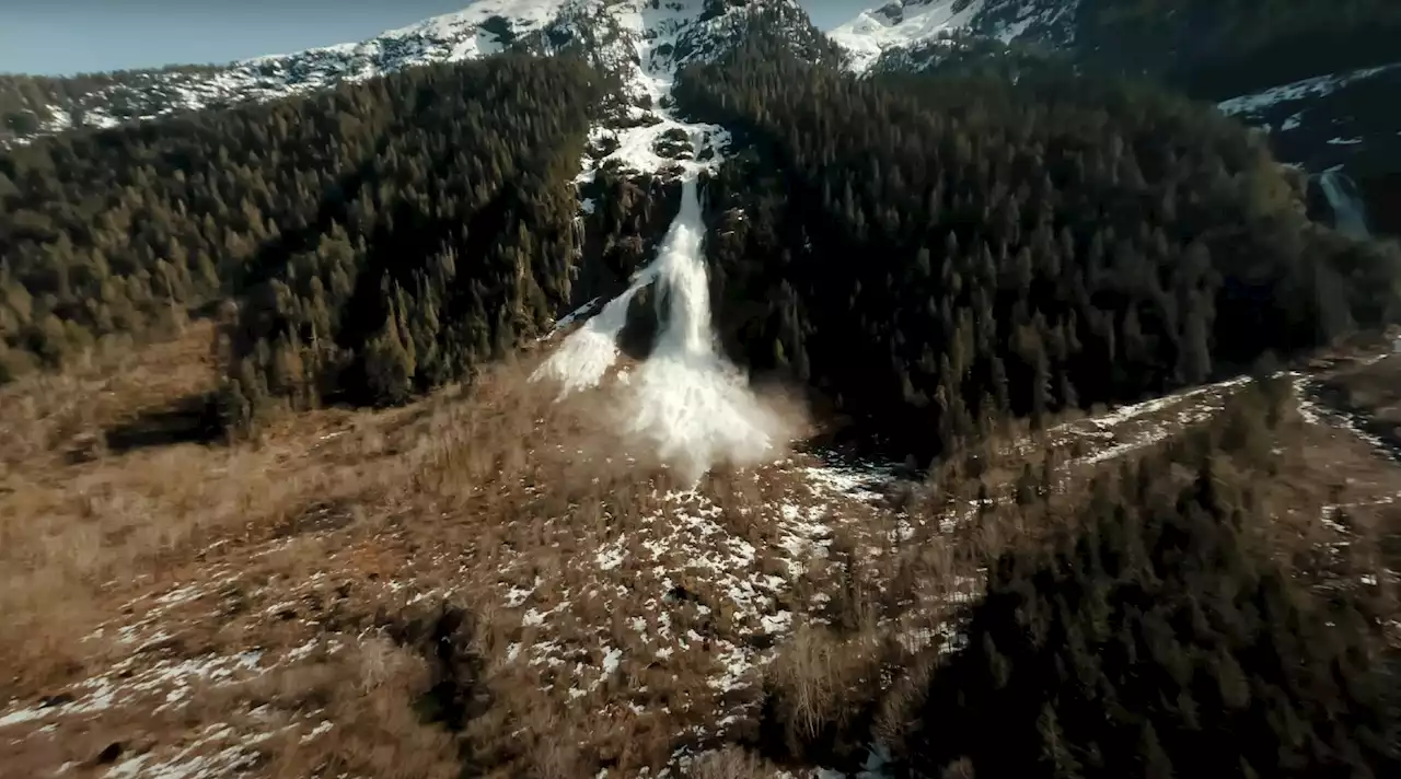 Drone captures stunning avalanche footage on Vancouver Island mountain