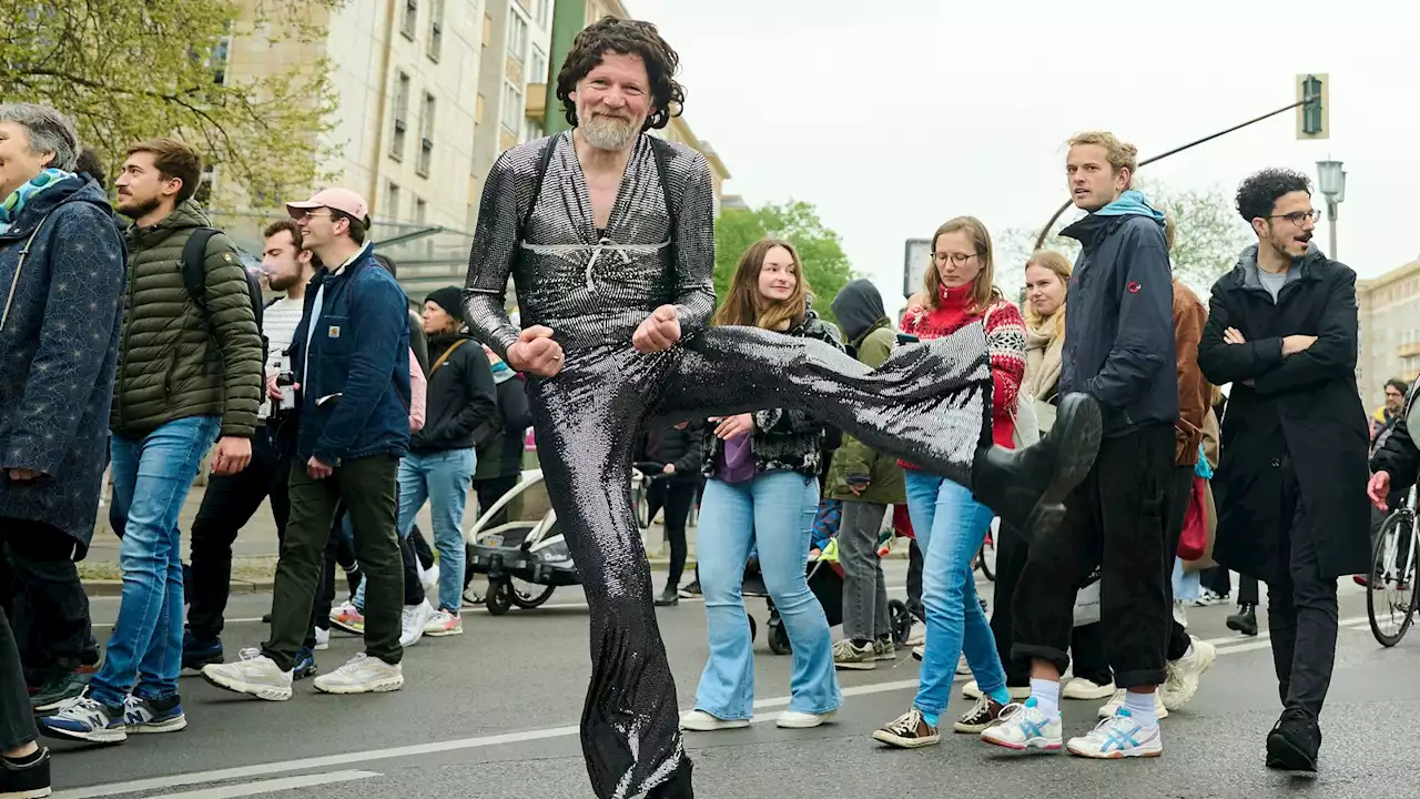 Tanzdemo „Wem gehört die Stadt“ zieht durch Berlin