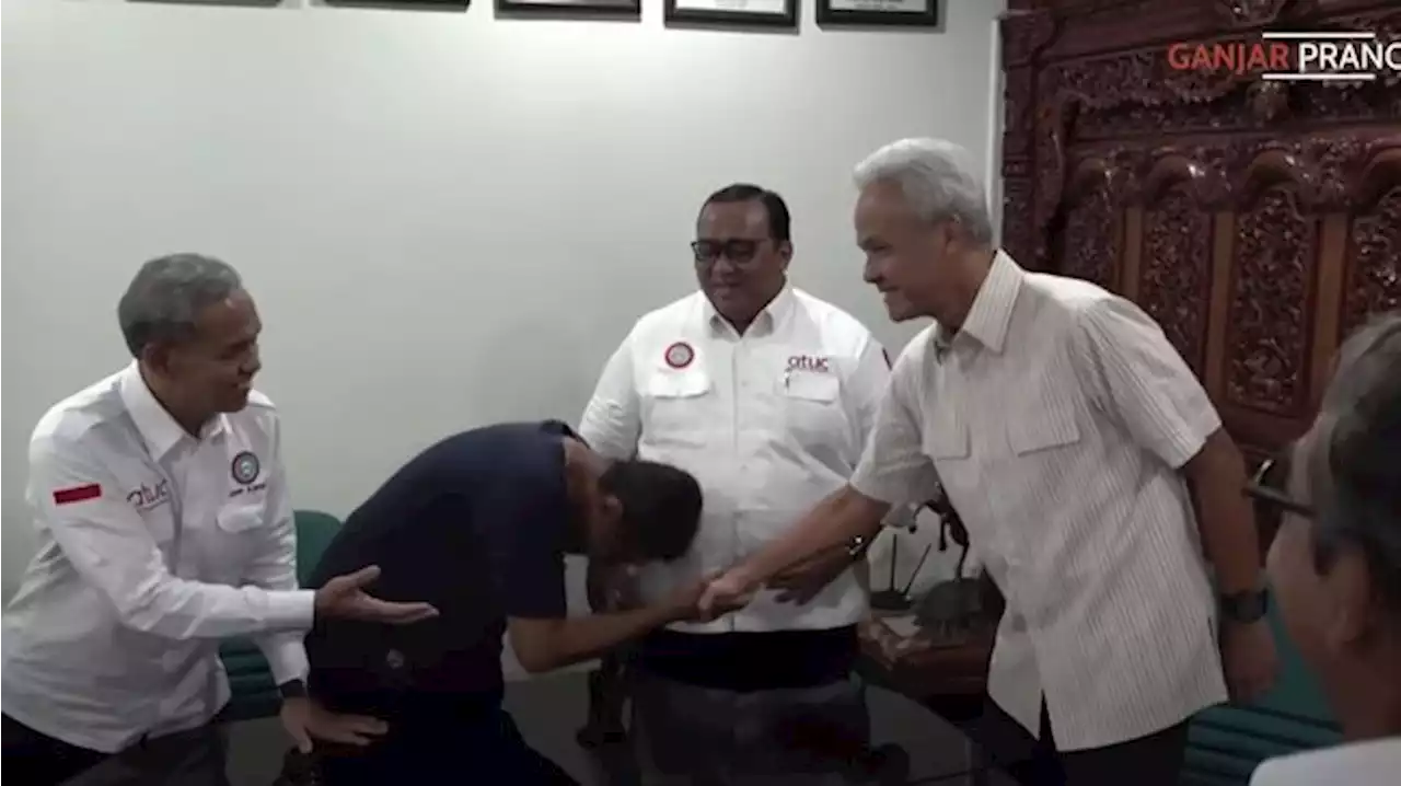 Ternyata Buruh Tak Cuma Cium Tangan Ganjar, Prabowo Juga