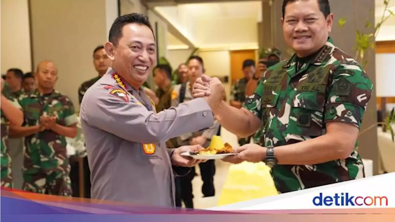 Momen Haru Kapolri Dapat Surprise Ulang Tahun Ke-54 dari Panglima TNI