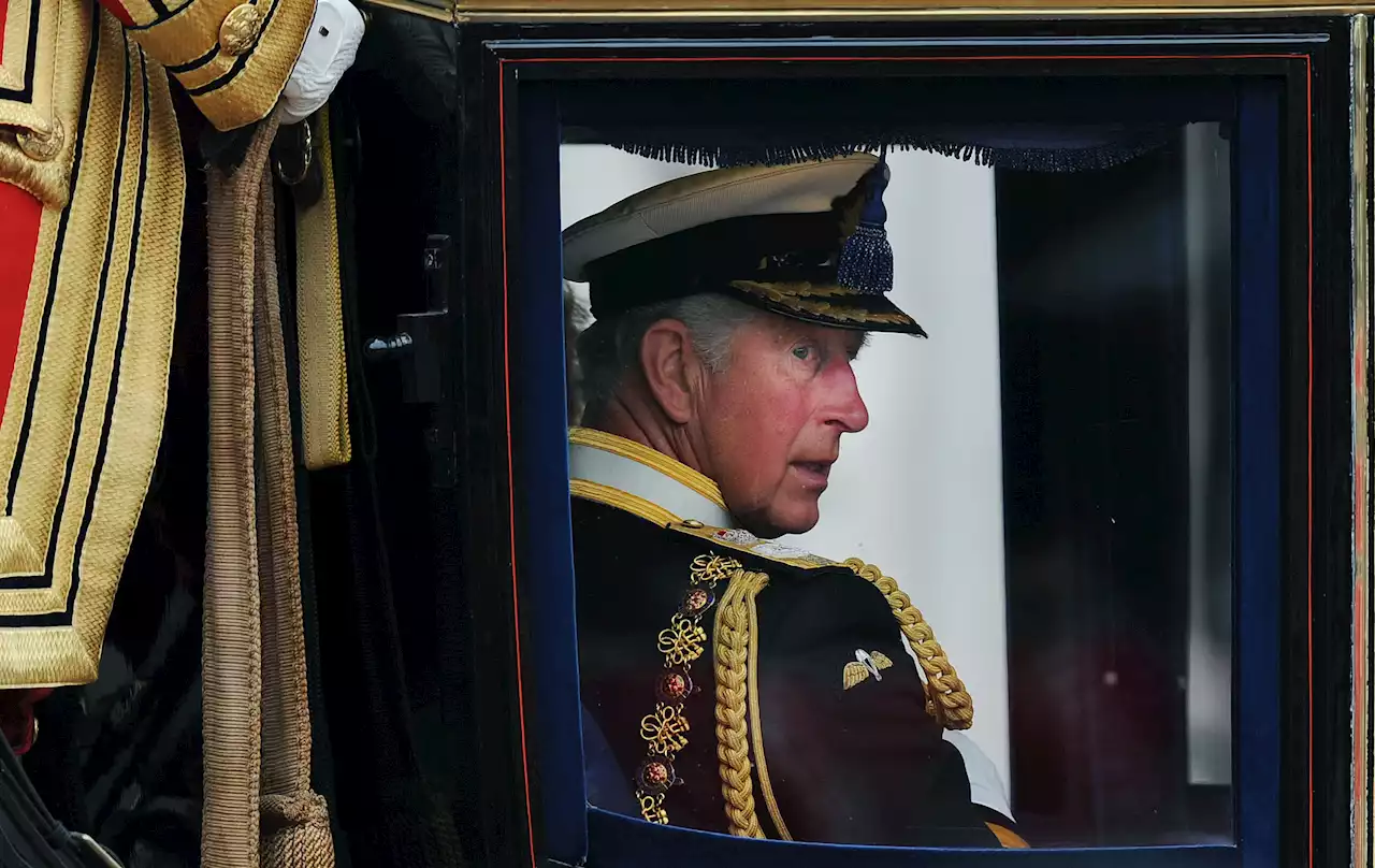 Carlos III, coronado bajo el peso de una leyenda: Isabel