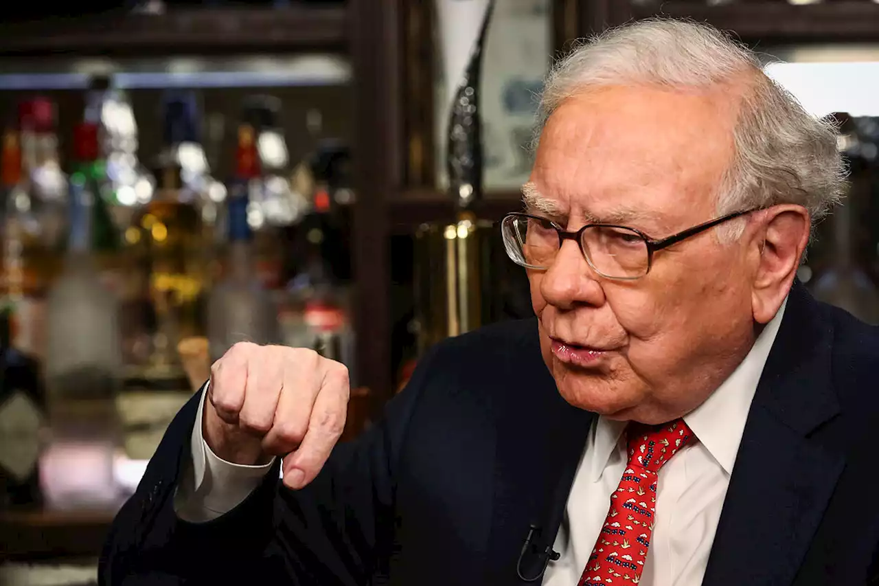 Warren Buffett tiene 116.500 millones listos para invertir, ¿en qué los gastará?