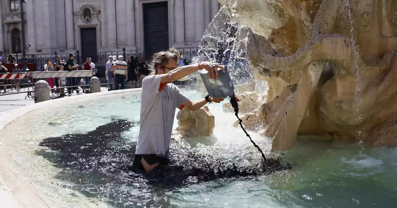 A Roma quattro attivisti versano del liquido nero nella fontana dei Quattro fiumi a piazza Navona