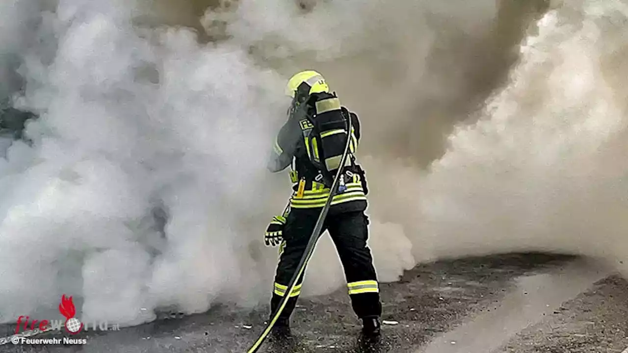 D: Brennender Pkw steht in Neuss in dichter Qualmwolke