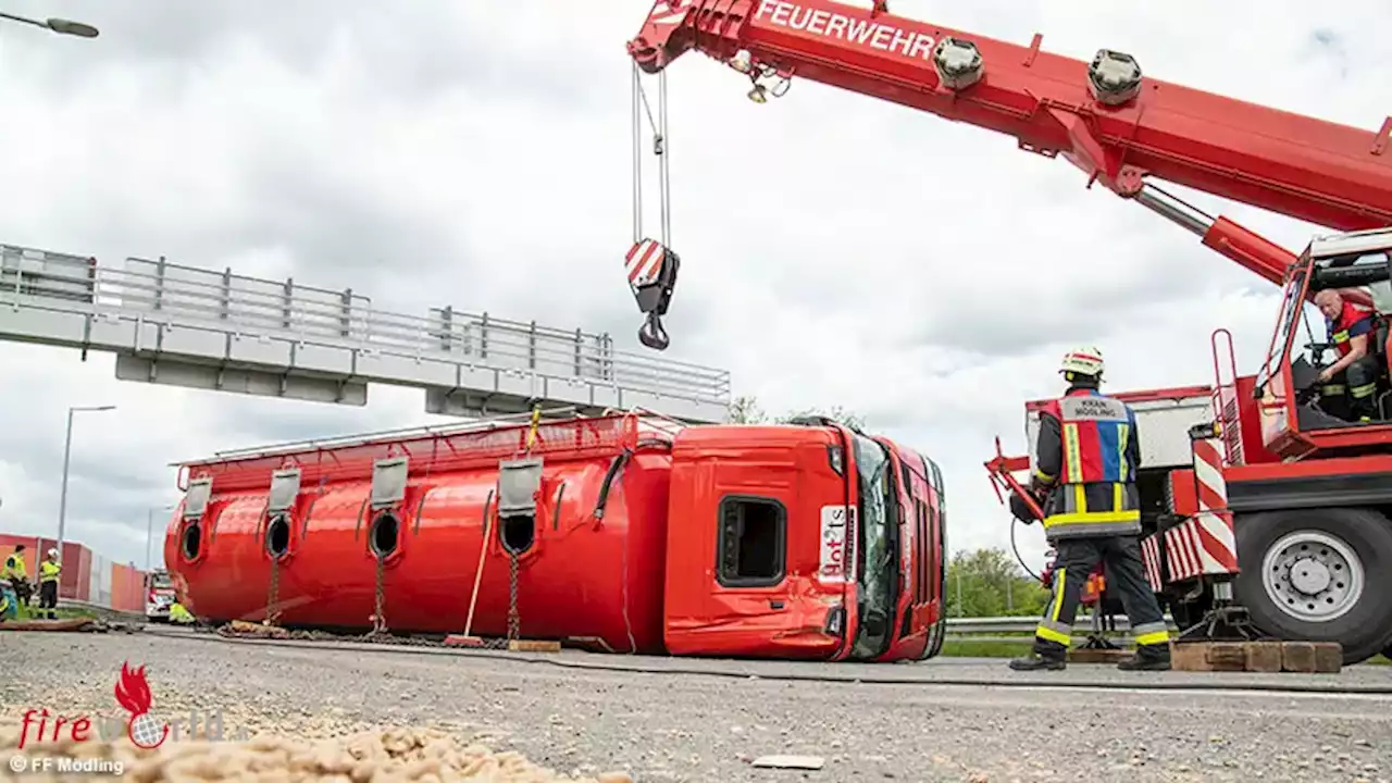 Nö: Umgestürzter Pellets-Lkw auf A 23 sorgt für Autobahnsperre und Kraneinsatz