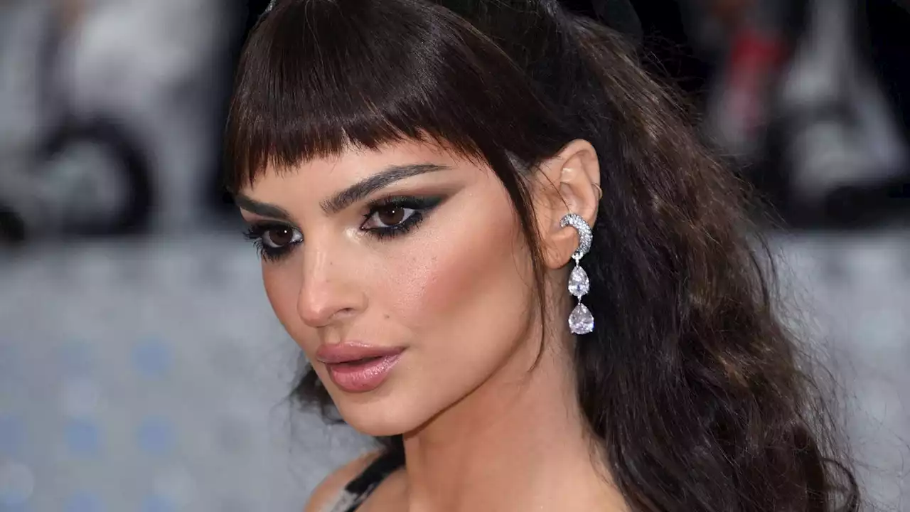 Emily Ratajkowski dévoile son fessier bombé en string et fait un carton sur la Toile