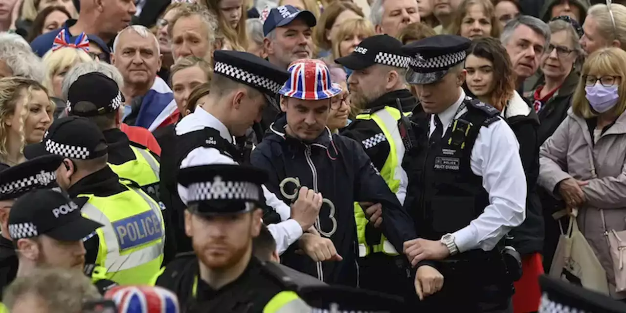 A Londra la polizia ha arrestato diverse persone che stavano protestando contro la monarchia - Il Post