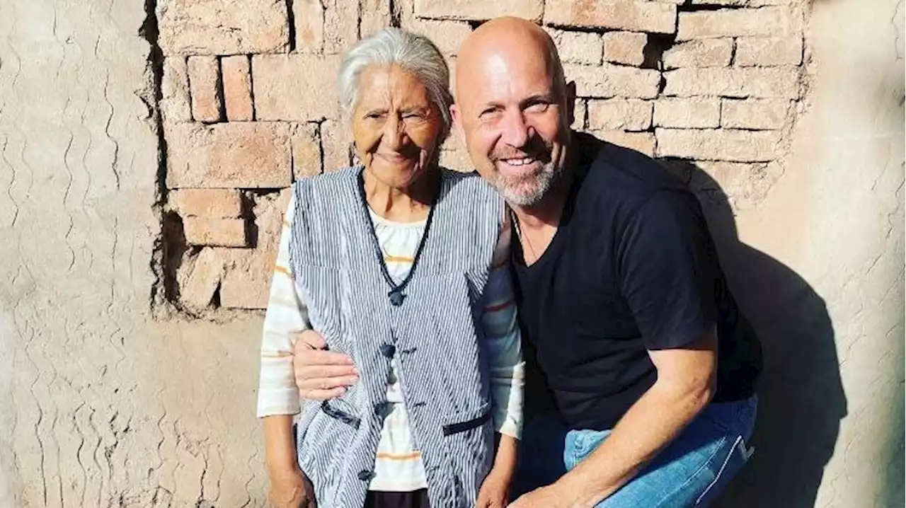 Se vuelve viral el reencuentro de un hombre con su niñera tras 46 años: 'Este niño me curó el corazón'