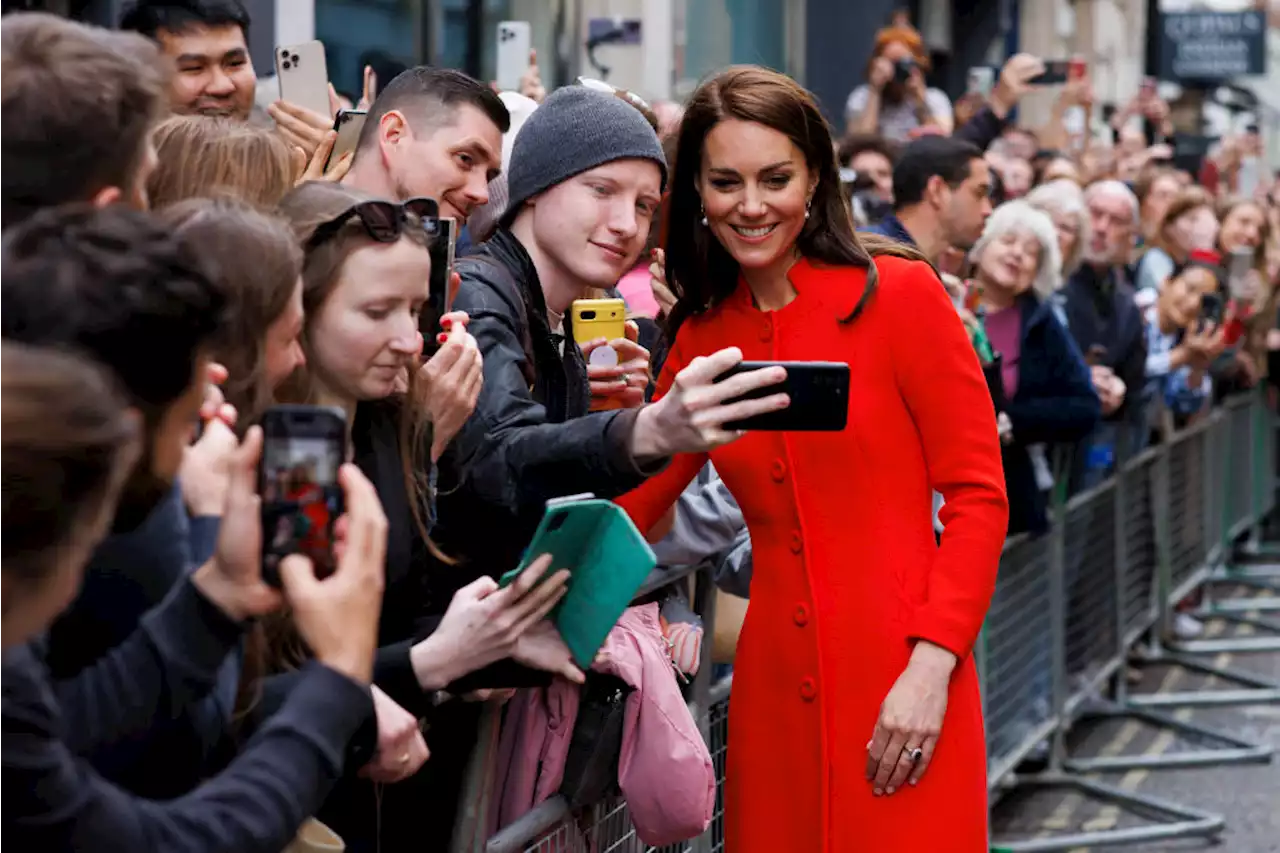 Kate Middleton al pub a Soho in royal look rosso fuoco - iO Donna