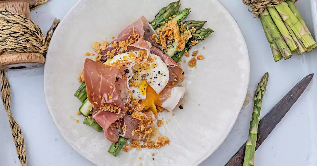 Grilled asparagus with poached egg, smoked ham and Gruyère cheese crisp