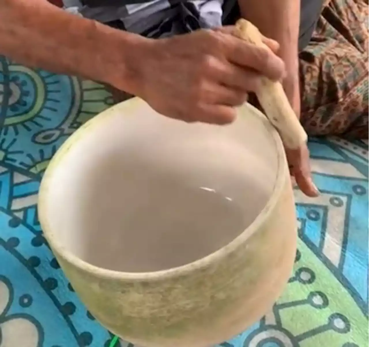 Penjaga Objek Wisata Kayu Putih, Tabanan, Temukan Benda Mirip Mangkuk Unik Model Singing Bowl