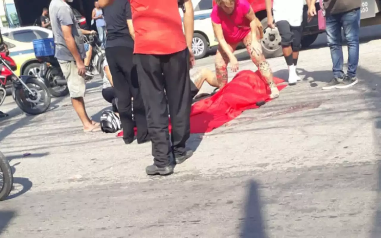 Mulher morre em acidente entre moto e ônibus em Bonsucesso | Rio de Janeiro | O Dia